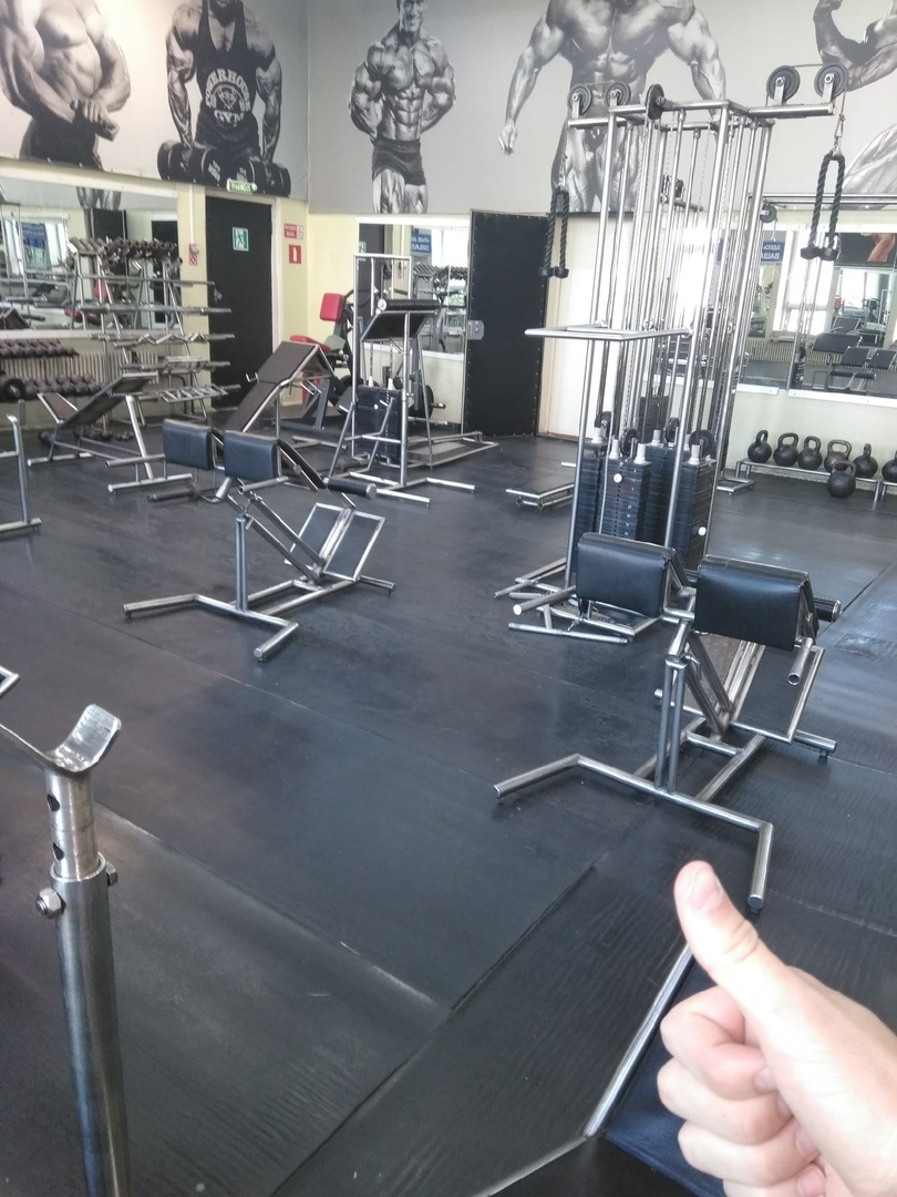 Самый кайф в спортзале, когда ты пришел пораньше и никого нет. Только тогда ты можешь себе позволить любой тренажер какой там есть, и не ждать пока он освободиться