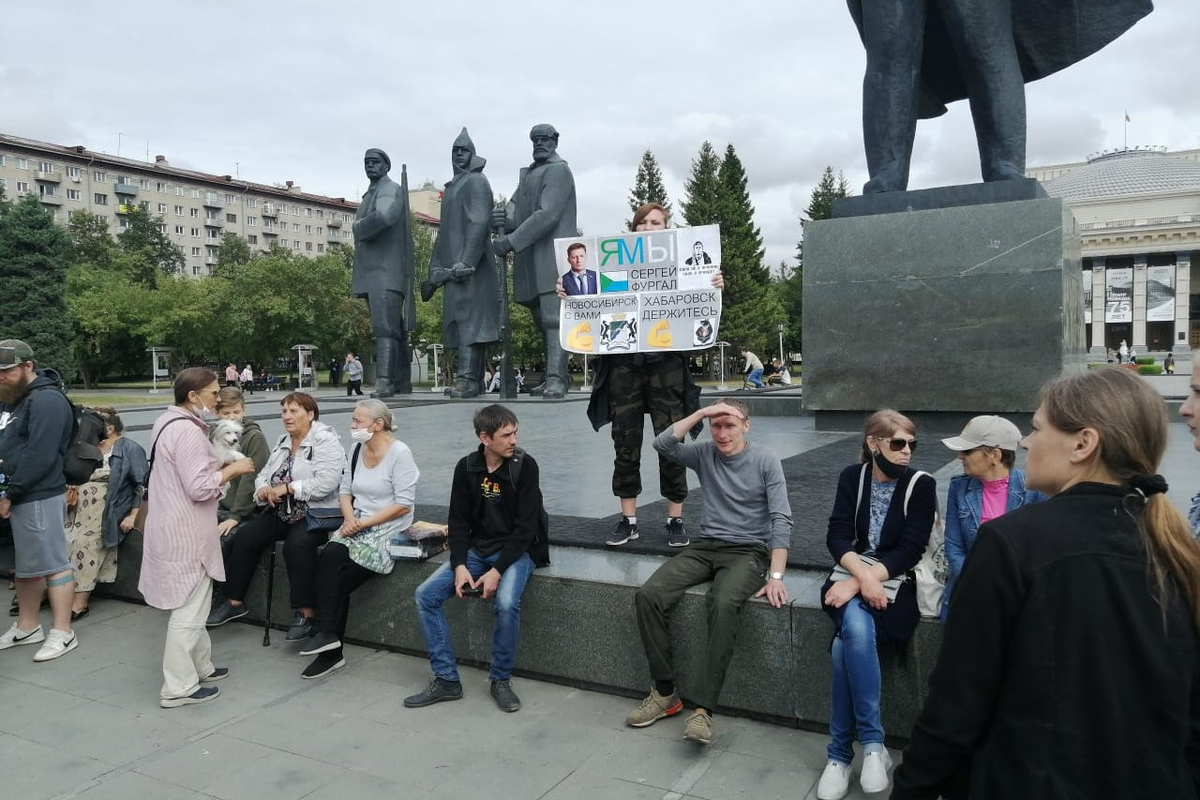 Сегодня активисты на площади Ленина выразили солидарность с участниками двух крупнейших на постсоветском пространстве очагов сопротивления федеральным властям. Также они собрали подписи к иску против поправок в Конституцию