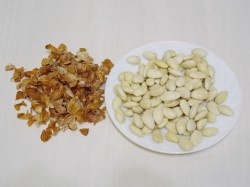 ШАГ 2:
Миндаль кладем в миску и заливаем кипящей водой. Оставляем на 10 минут. Сливаем воду и снимаем кожуру. Если она отходит еще с трудом, заливаем кипятком еще на 5 минут. Не держите орехи долго в воде, так как в дальнейшем мы будем их сушить.