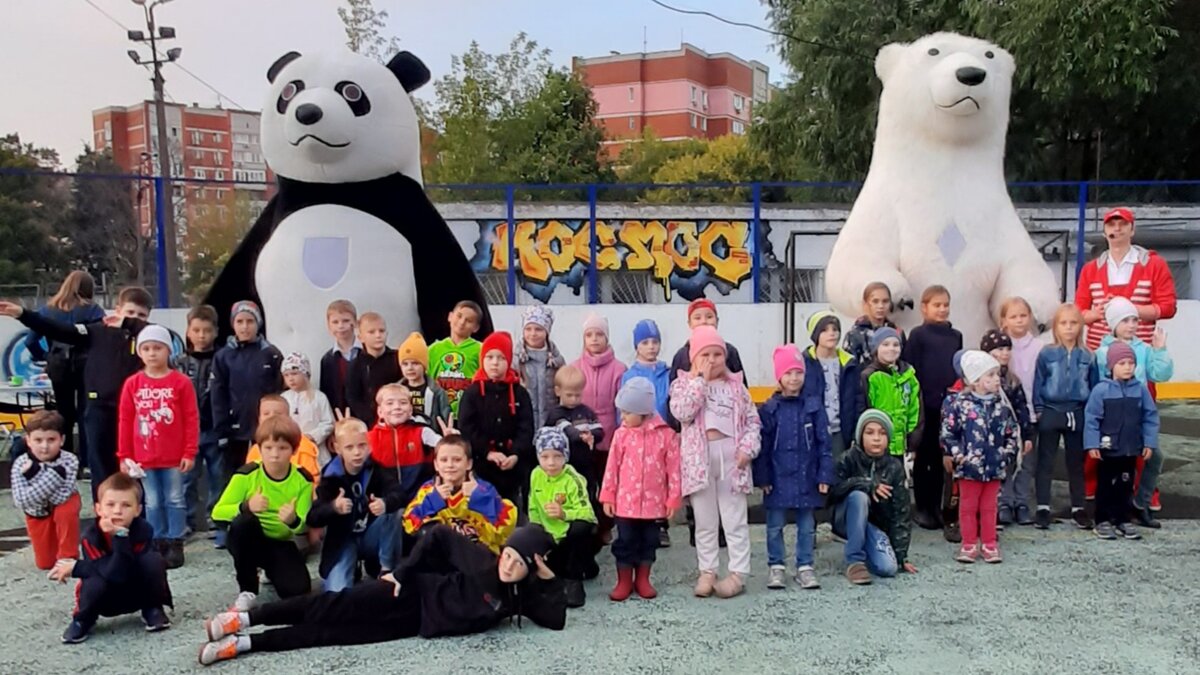 Вчера на площадке было 130 детей. Сегодня всего 65... Самое большое количество на этой неделе - 150 детей на одном празднике.