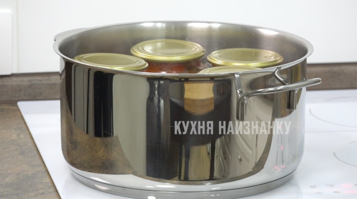 Сейчас, в сезон заготовок, эта кастрюля на 8 литров почти каждый день используется. Особенно, когда я заготавливаю свой любимый кетчуп или салат из капусты (ссылочки на эти рецепты оставлю в конце статьи).