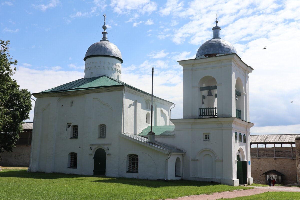 Экскурсия в изборск из пскова. Крепость Изборск. Каменная Церковь Изборск. Каменная Церковь Изборск 13 век. Изборск деревня.