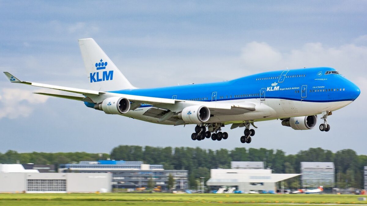 Освей самолет. Боинг 747. Боинг 747 KLM. Авиакомпания КЛМ Боинг 747. Боинг 747-400 KLM.