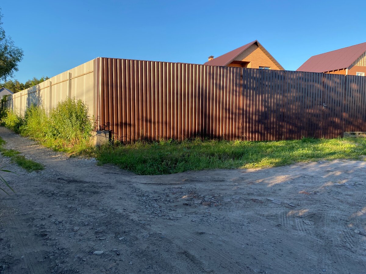 Соседский 3х метровый забор.