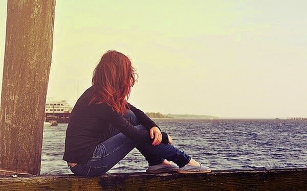 Очень часто брак сводится к тому, что приходится выполнять некоторые обязанности по быту, ухаживать за детьми, готовить еду и убирать квартиру. Основную часть данных забот берет на себя женщина. Результатом становится ее постоянная усталость и неудовлетворенность отношениями. Признаки равнодушия

Если муж не обращает на женщину никакого внимания, то это может отразиться на ее поведении. По мнению психологов, имеются определенные признаки, по которым можно определить, что у супруги стали угасать чувства:Половая жизнь с мужем перестает интересовать.
Женщина больше начинает думать о себе и своих интересах.
В кругу женщины появляются новые друзья мужского пола, к которым она чувствует интерес.
Муж остается без внимания, даже успехи в работе становятся безразличны.
Жена замыкается в себе или стремится уделить время подругам.
Данные изменения могут сигнализировать об изменении отношения к супругу, о том, что былых чувств больше нет. Имеются и иные варианты, по которым можно догадаться, что любовь угасла. Это ревность, абсолютно ничем не обоснованная, раздражительность и нежелание следить за собой. Если муж начнет упрекать женщину в подобном поведении, то ситуация в скором времени только усугубится. Если имеются признаки безразличия, то именно от поведения мужа будет зависеть развитие дальнейших отношений.Действительно ли разлюбила?Если жена начинает отдаляться, то действия следует предпринимать сразу. Как вернуть любовь жены, если она разлюбила? Прежде всего, следует избегать конфликтных ситуаций, необходимо проявление сдержанности, поскольку ссоры быстрее приведут к разводу. Но порой отстраненность вовсе не указывает на то, что чувства угасли. Возможно, таким образом женщина просто хочет показать, что отношения зашли в тупик и их необходимо освежить. В основном дамы редко являются первыми, кто отваживается на развод, поскольку желают сохранить семью. Если возникает вопрос о том, как вернуть любовь жены, то нужно больше уделять ей внимания. Нужно чаще общаться с любимой, чтобы обид не возникало. Если мужчина постоянно занят на работе, а жена часто остается в одиночестве, то возникает недостаток близости.Оставление в одиночестве

Для того чтобы понять, что происходит внутри, женщины часто нуждаются в уединении. Поэтому не нужно постоянно следовать за ней, пусть она осмыслить сложившуюся ситуацию. Не нужно регулярно ей названивать, чтобы доказать свои чувства, из-за излишней настойчивости можно добиться противоположного результата. Мужчина, который постоянно думает, как вернуть любовь жены, не способен осознать, что она нуждается в отдыхе. Это поможет навести порядок в мыслях. По мнению специалистов, необходимо время для успокоения. 
Воспоминания о хорошем
Человек всегда помнит лучшее, что случалось в прошлом, поэтому если в семье наступил разлад, то важно напомнить о счастливых днях, прожитых совместно. Можно попробовать создать атмосферу, чтобы жена вновь почувствовала себя счастливой. Возможно, имеется песня, под которую вы познакомились или впервые поцеловались. Или это будет выезд на место, которое напомнит о чем-то радостном.

Приглашение на свидание
Можно ли вернуть любовь жены, если отношения угасают? Главное, создать романтику. Женщины очень любят, когда им дарят цветы или подарки. Можно приготовить небольшой сюрприз, к примеру, подать завтрак в кровать, чтобы настроение супруги оказалось приподнятым. Но не следует переусердствовать. Если подарков окажется чересчур много, то неожиданный эффект пропадет и романтизм улетучится. Не стоит забывать также и о том, что средства придется брать из бюджета семьи. Если муж потратит кругленькую сумму, то это вряд ли придется по вкусу жене.

Разрешение недопонимания
Как вернуть любовь жены, если она разлюбила: трудности семейных отношений, причины охлаждения и советы психологов
Даже из-за банальной занятости супруга может возникнуть проблема, связанная с развитием отношений, поскольку уставший человек не способен уделить достаточного времени даже на сон, не то, что на романтику. В семье из-за этого могут возникать недопонимания. Отношения делаются заметно холодными, но возможно ли вернуть любовь жены?

Прежде всего, важно провести откровенный разговор с женщиной. Следует обсудить все моменты, которые могут не устраивать. Возможно, дело вовсе не заключается в супруге, а у жены просто какие-то сторонние проблемы, к примеру, связанные с собственным здоровьем. Только откровенная беседа позволит понять сложившуюся проблему.
Некоторые мужчины думают, как вернуть любовь жены, если она разлюбила. Когда в отношениях не хватает романтизма и страсти, следует чаще бывать в обществе других людей, ходить в кинотеатры или на спектакли. Неплохим вариантом станет турне. Важно дарить подарки, даже если они незначительны.
Очень часто мужчины забывают, что их дамы прекрасны и не говорят им об этом. А ведь женщины желают всегда быть красивыми и любимыми.
Важно не просто любить, но и доказывать это. Если жена отказывается от близости из-за сильной усталости, то почему не возложить некоторые обязанности по дому на себя. К примеру, сходить за покупками или вымыть посуду. Результатом станет свободное для жены время, когда она может поухаживать за собой и обратит внимание на вас.
Умная методика Если жена разлюбила мужа, как вернуть любовь?
Имеется множество советов, которыми можно воспользоваться для восстановления семейных отношений. Прежде всего, следует обязательно провести откровенную беседу, однако не нужно это делать непосредственно после скандала. Поскольку в данный момент обе стороны находятся в агрессивном настроении, то ни к чему хорошему такой разговор привести не может. Только после успокоения следует вернуться к диалогу.

Важно разобраться, что привело к ухудшению отношений, имеется ли здесь вина мужа, почему теперь приходится думать, как вернуть любовь любимой жены. Стоит поразмыслить имеется ли возможность разрешения проблемы. Иногда такие беседы приводят к тому, что пары принимают решение разойтись, иные же, напротив, становятся более близкими и внимательными. Разговор по душам дает определенность, чтобы уже не было догадок.

Хитрые способы
Женщины ценят мужчин не за то, что они умеют говорить красиво, а за то, что при этом делается. Возможно, ли вернуть любовь жены, если делать много подарков? Вряд ли, а вот, если помочь ей управляться с домашним хозяйством, то это она точно оценит. Можно воспользоваться и иными советами:

Людей всегда объединяет общее дело. Если затеять в квартире ремонт, то можно совместно принимать решения о выборе плиточного покрытия или обоев. Это станет первым шагом к налаживанию отношений. Можно запланировать путешествие, совместно выбирая страну и отель для проживания.

Наиболее простым и действенным вариантом станет обсуждение с супругой темы, как вернуть былую любовь жены. Стоит выслушать все, чем обеспокоена женщина, но не критиковать ее за это. Необходимо узнать о своих недостатках, поскольку человек часто может их не замечать.

Если причина холодности кроется в проблемах, связанных со здоровьем супруги, необходимо найти хорошего специалиста, чтобы она чувствовала вашу заботу.

Женщина должна знать, что вы ее действительно любите, не забывайте ей об этом говорить. Ведь любая дама стремится к привлекательности и хочет очаровывать своего мужчину.

Если остро стоит вопрос, как вернуть любовь жены, советы психолога способны помочь. Лучше сходить к нему вдвоем. Благодаря специалисту можно будет решить вопросы, связанные с охлаждением женщины. Если же супруга отказывается идти к врачу, то обязательно посетите его самостоятельно, это поможет узнать много необходимой информации.

Отвлечение от работы
В современном мире мужчина должен много работать, особенно если имеет собственное дело. Это занимает огромную часть времени, которое можно было бы потратить на семейные отношения, тогда бы не возникал вопрос, как вернуть любовь жены, если она разлюбила. Женщина всегда должна быть центром внимания. Она не может допустить мысли, что работа заняла ее место. Работа должна приносить удовольствие, но это не значит, что следует позабыть о собственной супруге. Женщина обижается, если нет должного внимания, поэтому необходимо периодически отвлекаться и посещать с супругой парк или концерт.

Мужчина-завоеватель
Как вернуть любовь жены? Советы могут быть различны, главное - не впадать в отчаяние. Это очень важный момент, потому что если сдаться внутренне, то шансов на исправление ситуации может не остаться. Если на смену теплым отношениям пришло равнодушие, то следует бороться, чтобы вновь обрести гармонию. Стоит представить, что вы только что встретили эту красивую женщину. Какими бы были ваши поступки? Скорее всего, вы бы постарались ей понравиться. Почему бы не воспользоваться этим сейчас. Вежливость и обходительность, ухаживание и подарки. Необходимо вести себя таким образом, будто отношения только начинают зарождаться. Если ваше сердце наполнено любовью к супруге, то она обязательно ответит вам тем же. Поэтому при ответе на вопрос, как вернуть любовь жены, если она разлюбила, следует руководствоваться исключительно собственными чувствами. Действовать следует ненавязчиво, он настойчиво. Проявляйте внимательность, чтобы улавливать моменты, доставляющие супруге радость.

Причина кроется в оскорблениях
Очень часто женщины, приходящие за советом к психологу, жалуются на оскорбления со стороны супруга, а также на ненадлежащее поведение. Многие подвергаются эмоциональному насилию. Даже если мужчина не позволяет себе поднимать на жену руку, он может унижать ее достоинство по-другому. Если регулярно загонять супругу в угол, она теряет уверенность в своих силах и ощущает себя никому не нужной. Если у жены не осталось чувств, но она почему-то не оставляет его, возможно, причина заключается исключительно в том, что уходить попросту некуда. Однако это только вопрос времени. Если при возникновении конфликтов мужчина не делает никаких выводов, не стремиться прислушаться к женщине, не обращает внимания на слезы и продолжает ее унижать, то, о каком восстановлении чувств может идти речь в дальнейшем. Женщина иногда не расстается с мужем из-за того, что есть совместные маленькие дети, поэтому она боится оставить их без отца. Однако дети вырастают, и если ситуация не меняется, супруга все чаще начинает задумываться о разводе. Чаще всего такие решения бывают хорошо взвешенными, и вернуть отношения уже не получится.

Иногда лучше развестись
Если несмотря на все приложенные усилия восстановить отношения не удается, а женщина настоятельно требует развода, то, возможно, чувств больше действительно нет. Мужчина очень тяжело переживает уход супруги, особенно если отношения длились на протяжении нескольких лет. Более сложная ситуация складывается у пар, где имеются дети. Малышей чаще всего оставляют с матерью, а у отца нет возможности часто с ними видеться. Кроме того, когда уходит женщина, мужу самостоятельно приходится выполнять все повседневные заботы по дому. Совокупность таких обстоятельств может привести к депрессии. Поэтому очень важна на данном этапе помощь психолога, чтобы определиться с новой жизнью и организовать порядок мыслей.