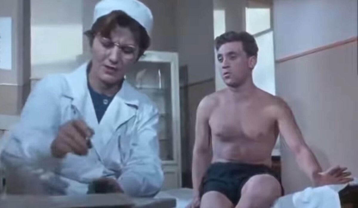 К моменту съёмок Высоцкий только что окончил МХАТ. Говорят, многие фразы в этом фильме его импровизация. 