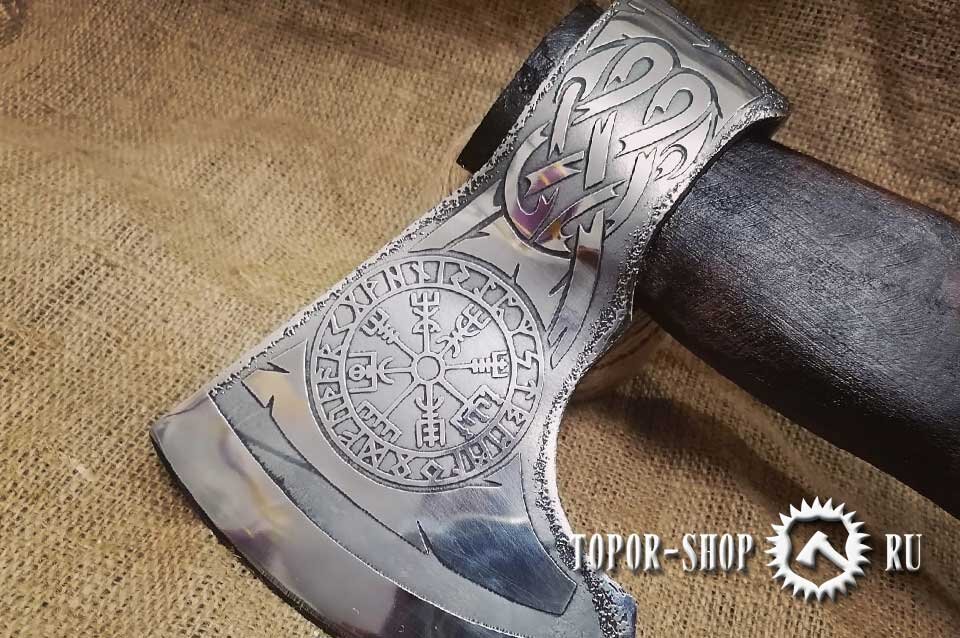 Компас Викинга – Рунический символ  
Компас Викинга ранее помогал найти безопасный путь, а сейчас мистически поможет избежать трудностей при принятии сложных решений. Топор Вегвизир проходит ряд процедур инициализации, чтобы он имел энергетическую силу перед отправкой заказчику.