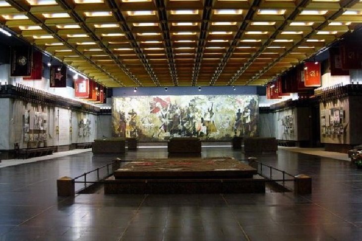 Памятный зал Монумента героическим защитникам Ленинграда. Источник: mos-holidays.ru