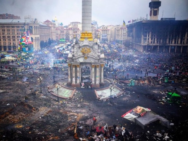 абсолютно мирные протесты на Майдане в 2014ом