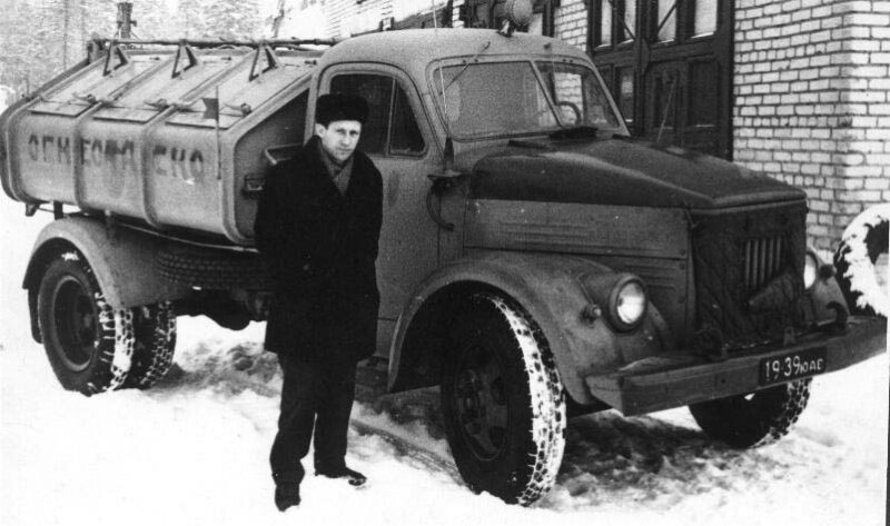 Водитель А. Т. Быстров и автотранспорт первого рейса по транспортировке РАО на «почтовый ящик № 662» в январе 1961 года. 