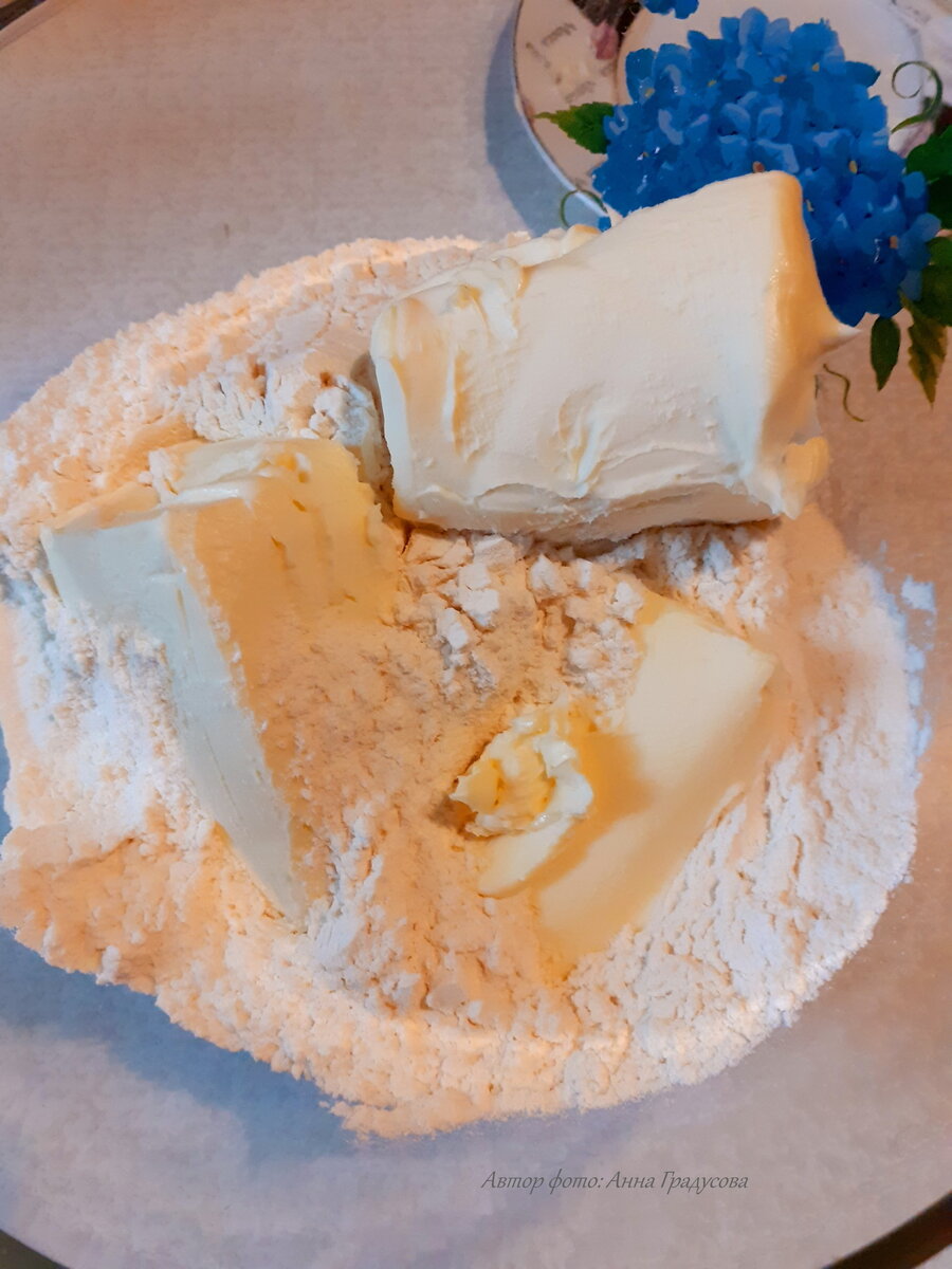 размягчённое масло добавляем в муку