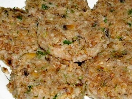 Продукты:

1. гречневая крупа — 1 стакан
2. грибы (шампиньоны) — 200-300 гр
3. луковица — 1 головка
4. морковь — 1 шт
5. ржаной хлеб — 100 гр
6. чеснок, зелень, соль, специи «Для мясного фарша»
7. панировочные сухари