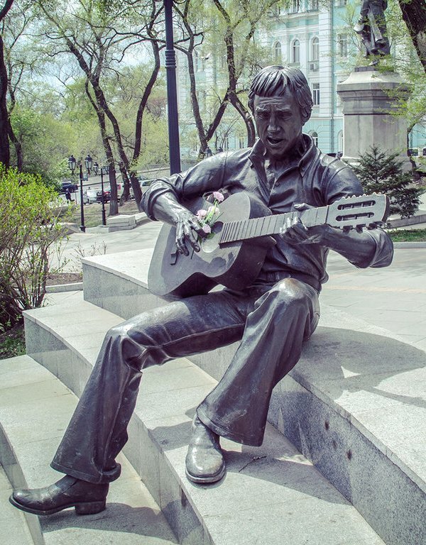 Памятник Владимиру Высоцкому во Владивостоке