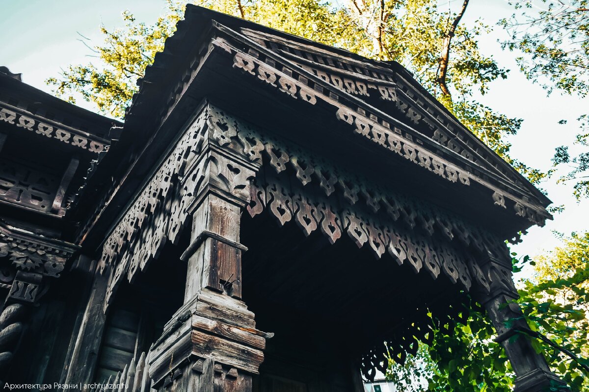 Вдалеке от туристических маршрутов и любопытных глаз прохожих стоит один из шедевров деревянного зодчества Рязани – дом Банковского. Он украшен затейливой резьбой, повторяющей мотивы традиционного кружева, но уже много лет находится в аварийном состоянии. Судьба его пока не решена. Фото со страницы vk.com/alexander_mckenzie
