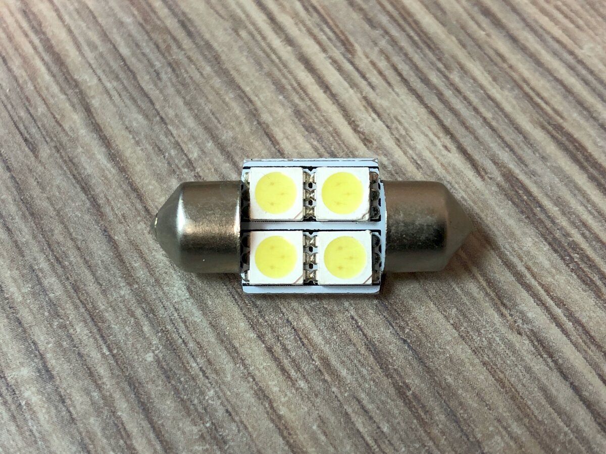 Лампочка с Китая выглядела так, и со временем нижняя строчки диодов перестала гореть... то есть из 4-ёх горело только два... 