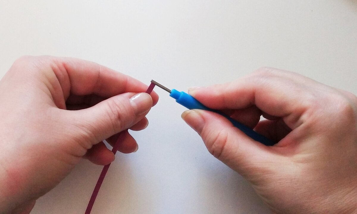 вставляем полоску бумаги в отверстие инструмента для квиллинга