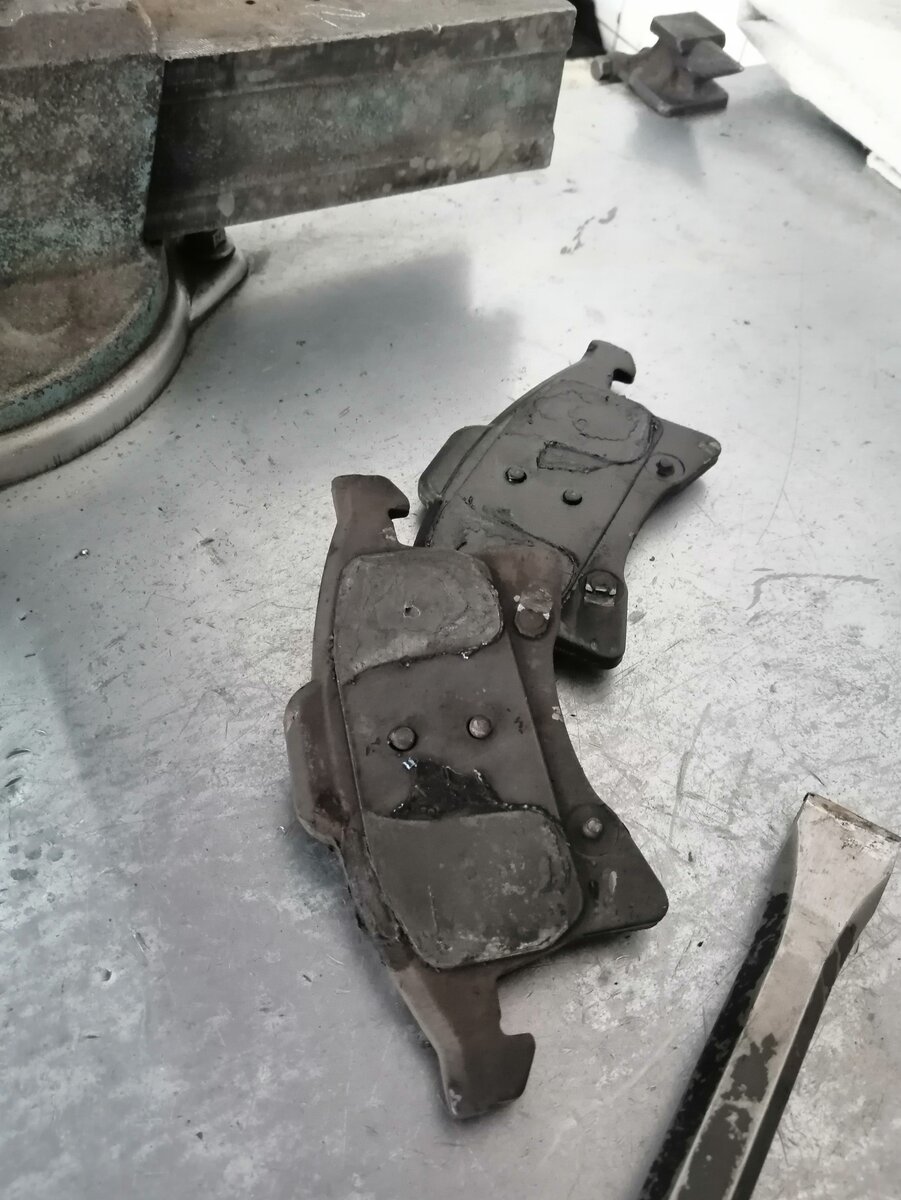 Негодные тормозные колодки