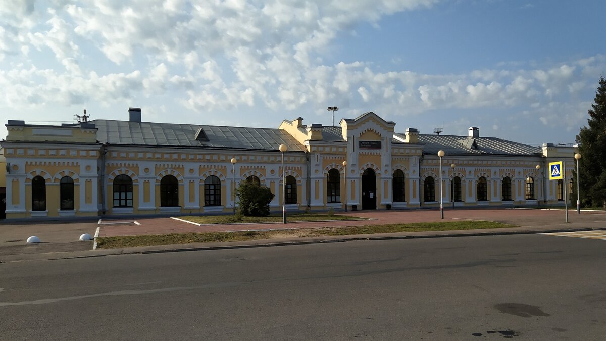 Вокзал в Тихвине. Воскресенье, 9:30 утра. На привокзальной площади ни души.
