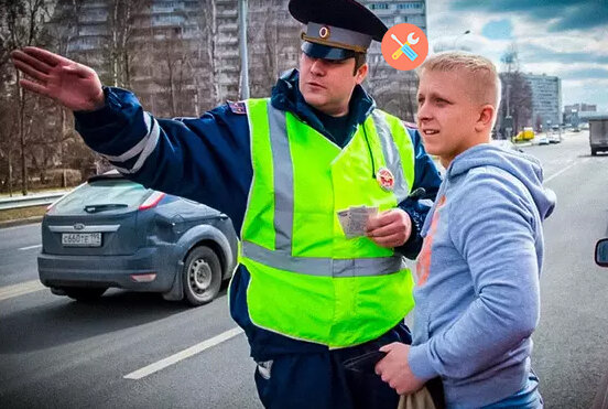 Сотрудник объясняет ситуацию водителю