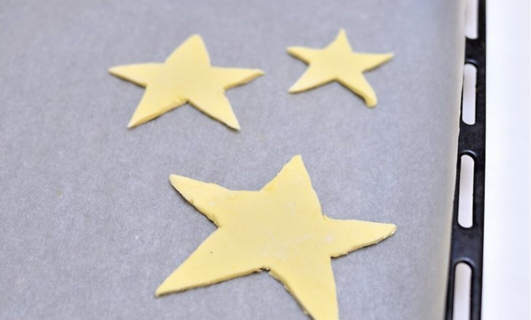 Сделать таких звёзд столько, сколько вам требуется ёлочек.