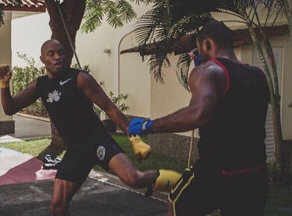 Андерсон Силва (слева)