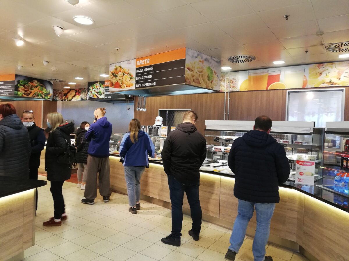 Именно здесь произошел конфликт. Люди ждали в очереди, пока проблема разрешится. Фото автора. 