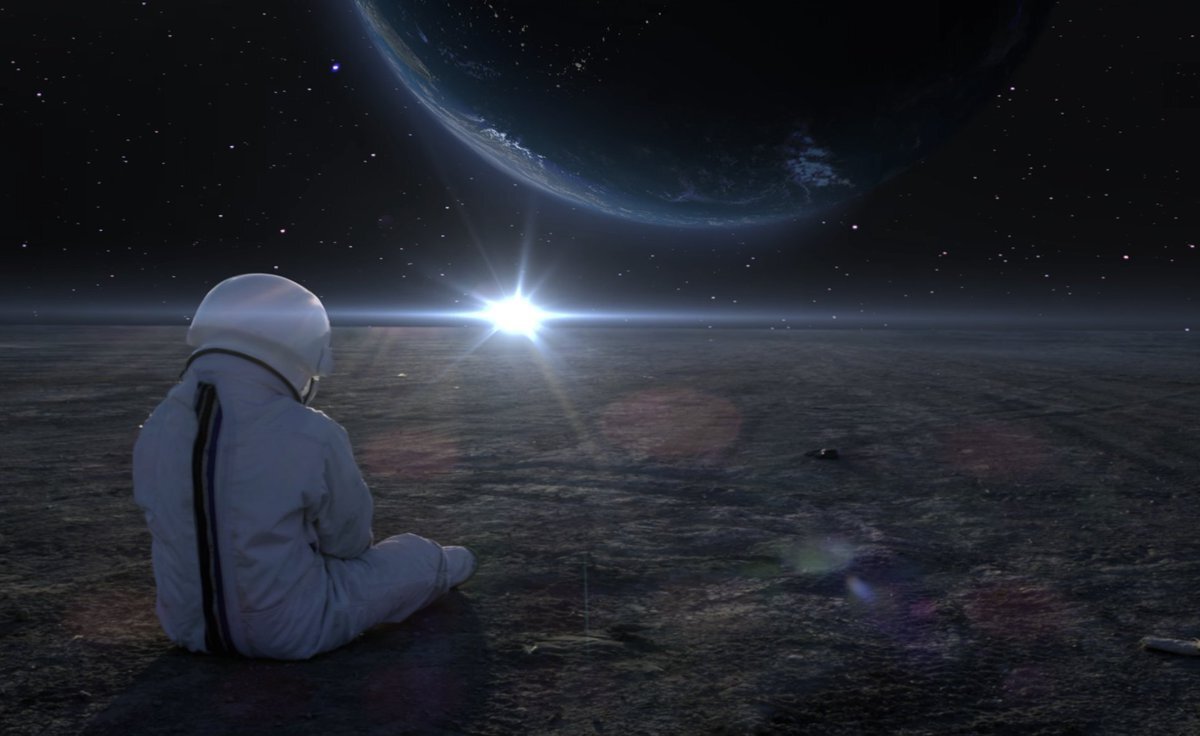 Посмотри на луну на улице великолепно. Одинокий космонавт. Космос одиночество. Одинокий космос. Космонавт одиночество.