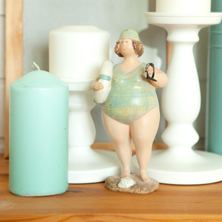 Моя любимая деталь - статуэтка Купальщицы. Где купил - не помню!