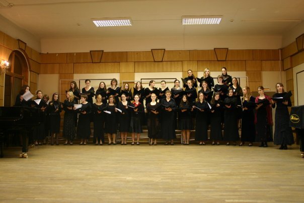 Я, крайняя с права. Объявляю концерт нашего хора.