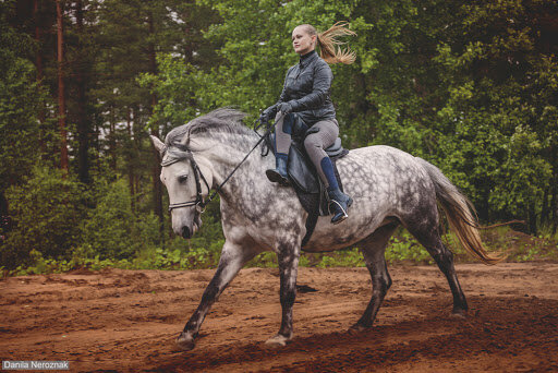 Конструкция дамского седла позволяет удерживаться ногами