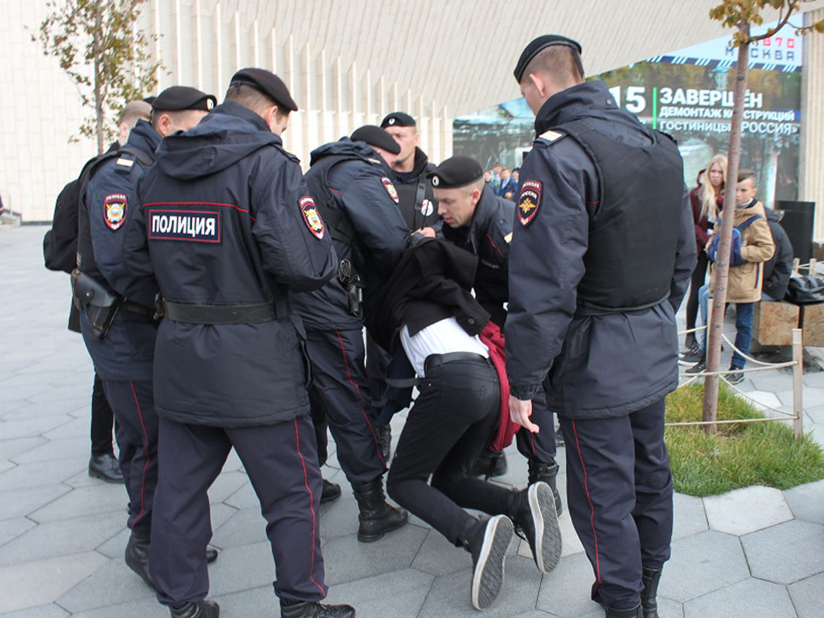 Нападение на полицейских. Полиция Москвы. Около здания полиции. Полицейский России.