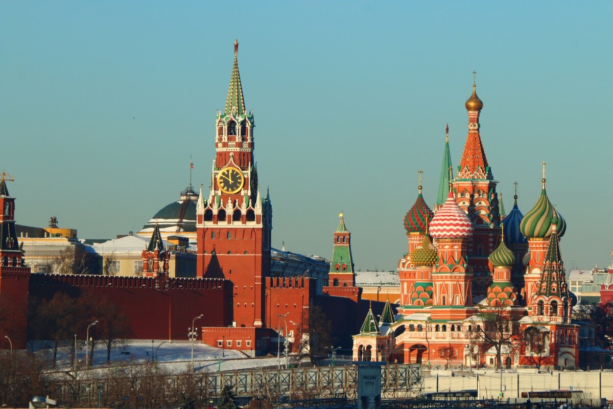Кремль и красная площадь и храм Василия Блаженного.