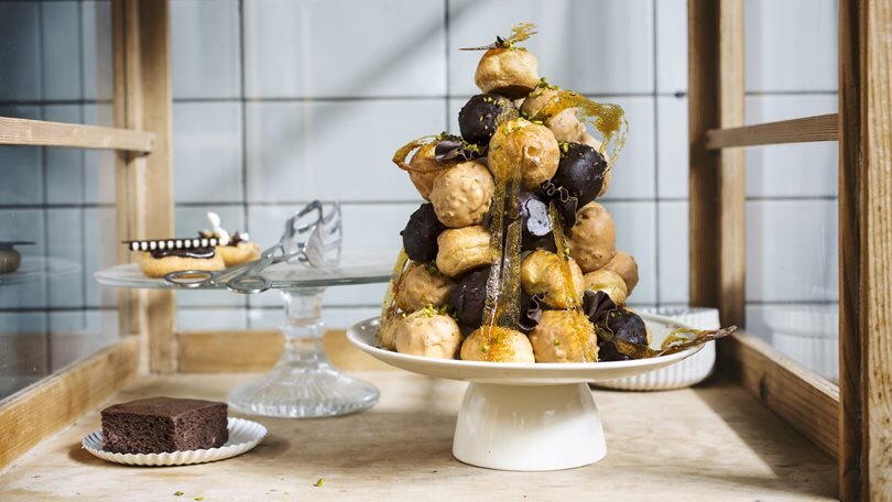 Торт Крокенбуш, приготовленный на основе профитролей