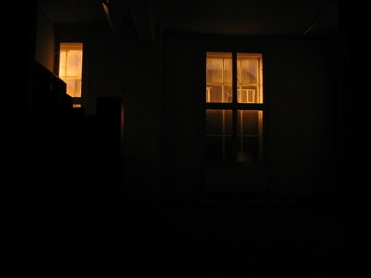 Темное помещение с окном