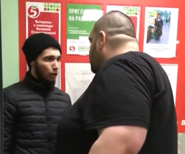 Словесный конфликт двух молодых людей