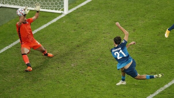 Александр Ерохин забивает гол в ворота Лацио. Фото из интернета.