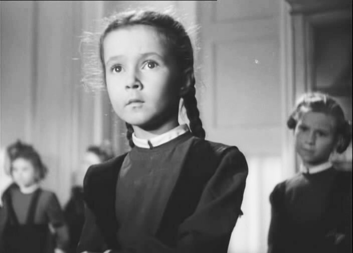 кадр из фильма «Первоклассница», девочка чем-то похожа на меня в 1978 году))