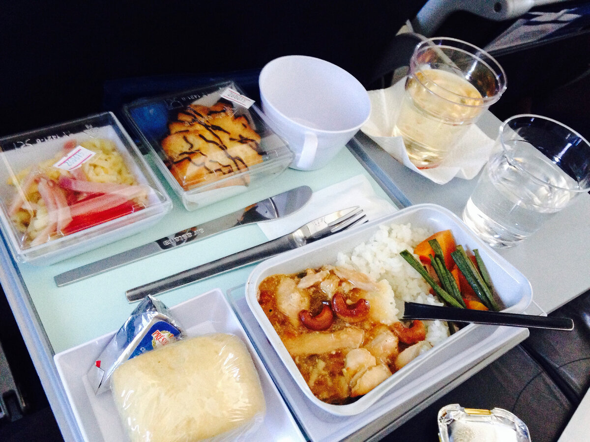 Источник https://travel-dom.ru/wp-content/uploads/2019/10/air-astana-meal-1.jpg