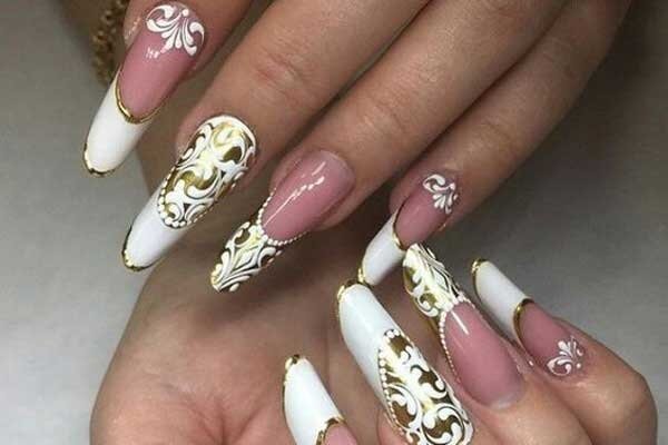 Этот маникюр ещё хуже предыдущего. Узоры а ещё с золотыми полями выглядит не очень богато как думают те люди которые делают этот маникюр. Кстати хотела вам сказать что эта идея была взята с французского маникюра а так люди хотели сделать узоры полностью золотыми думая что это будет выглядеть богато. 