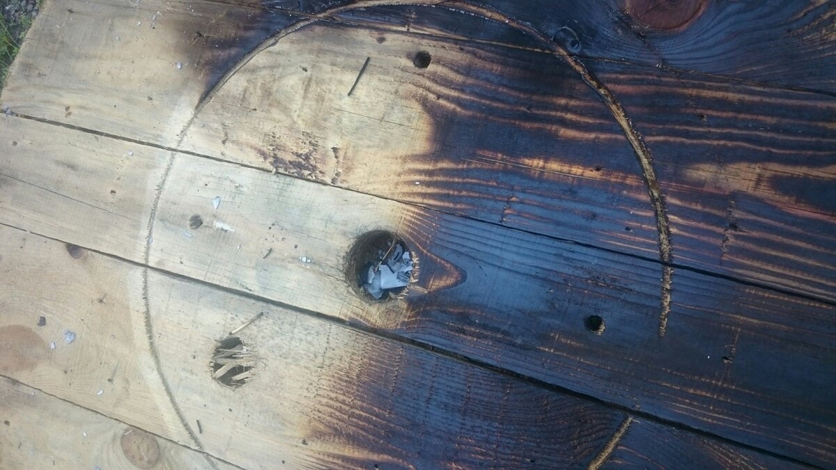 Текстура дерева заметно выделяется.