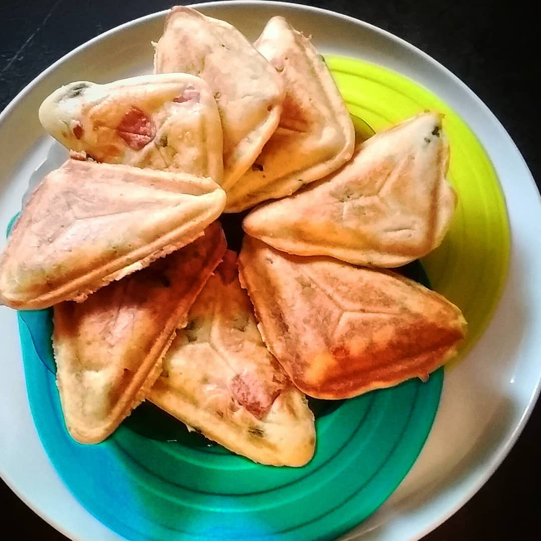 Сендвич с колбасой и сыром.