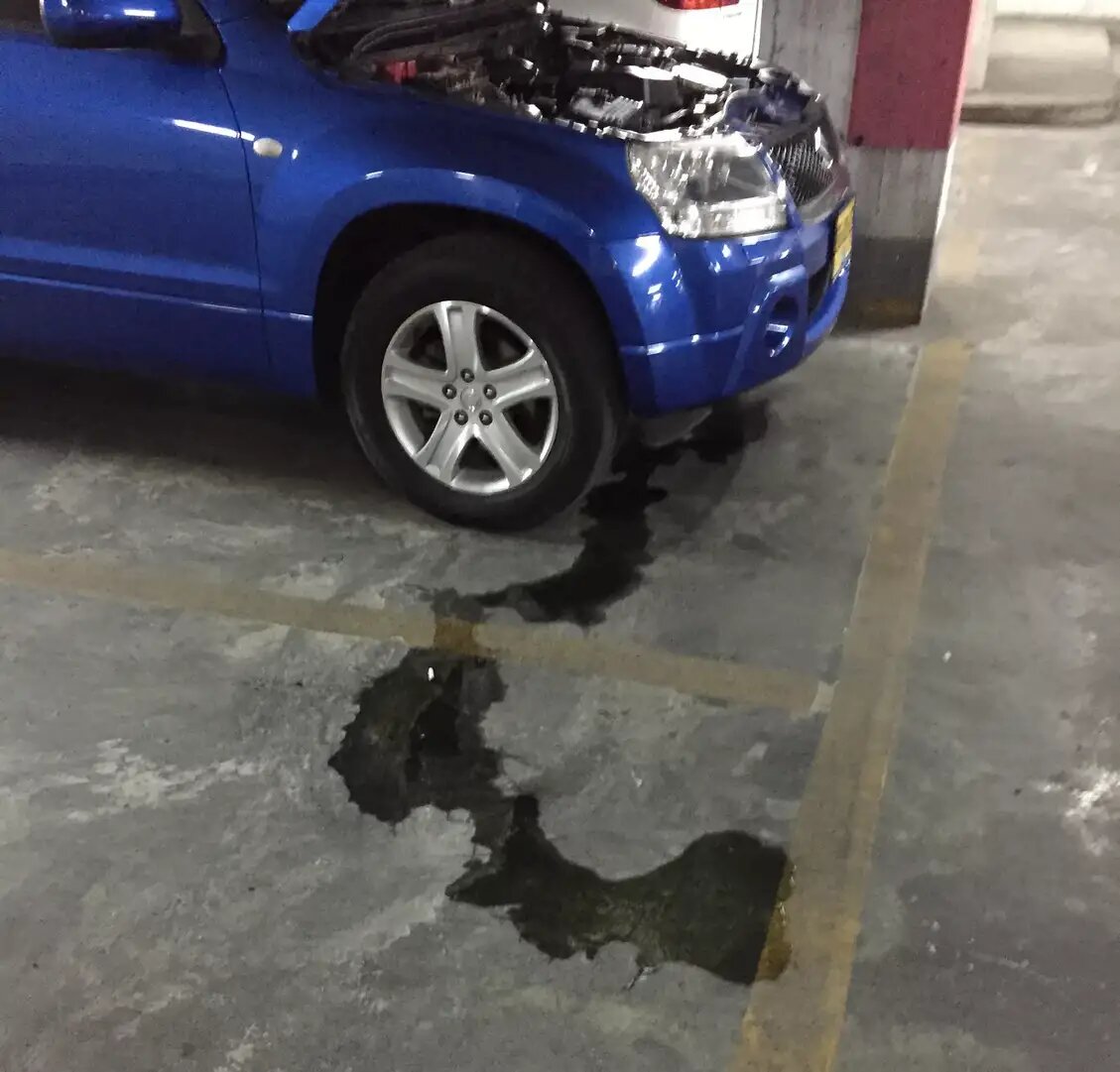 Пример "течи" масла на парковке 