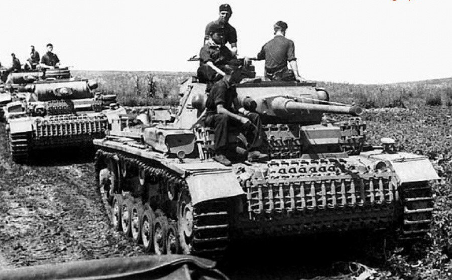 Колонна немецких танков Pz. III на марше. Фото в свободном доступе.