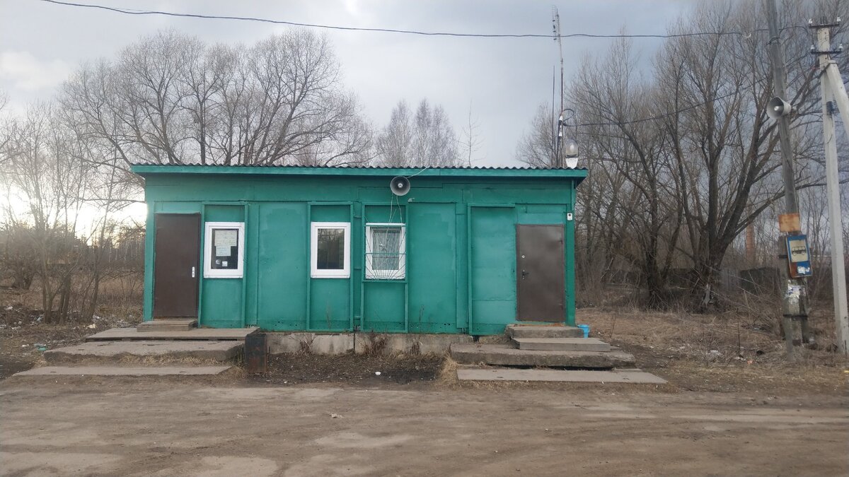 Как вы думаете, что это такое? Туалет? Ларёк с сигатерами? Нет, это автостанция г. Калязин