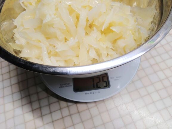 Взвесила. Получилось 725 граммов отварной капусты