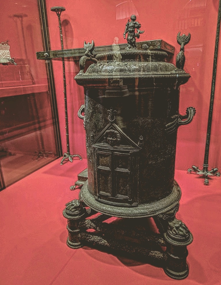 Обнаруженная при раскопках бронзовая посуда имеет изящную форму, например серебряный сервиз из 118 предметов: кубки, солонки, чаши - из дома Менандра. Интересны водяные обогревательные приборы, состоящие из вложенных один в другой сосудов, или римский самовар, опирающийся на бронзовые «звериные» лапки.