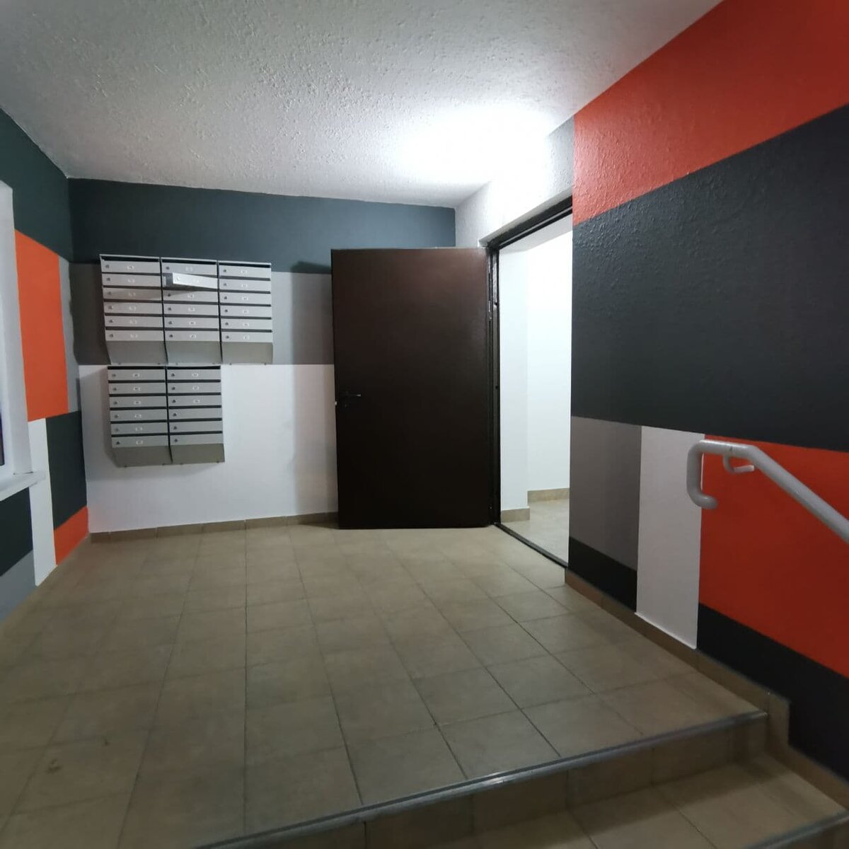 Подъезд в доме очередной купленной квартиры