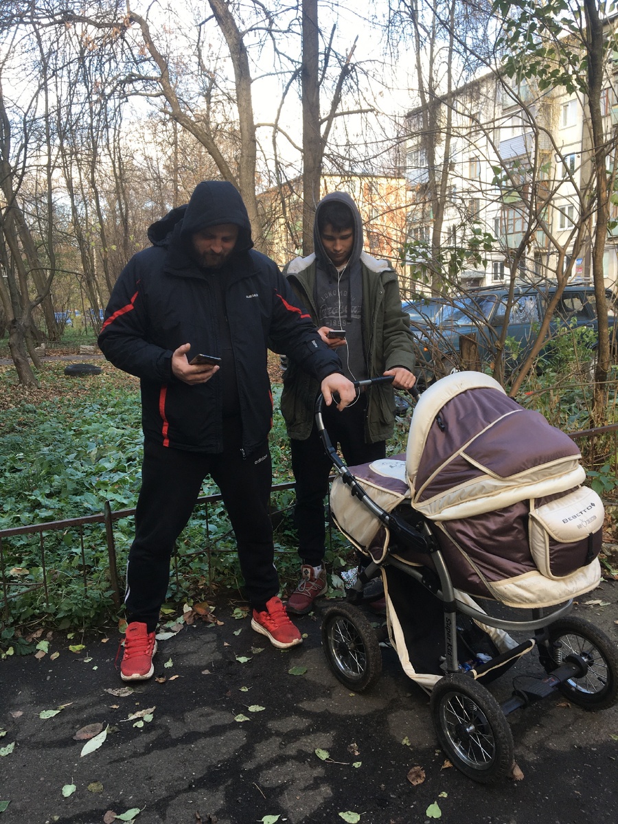 Яжепапа и Яжебрат выгуливают яжедочку и яжесестренку в яжеколяске). А яжемать в это время на теории по вождению)))