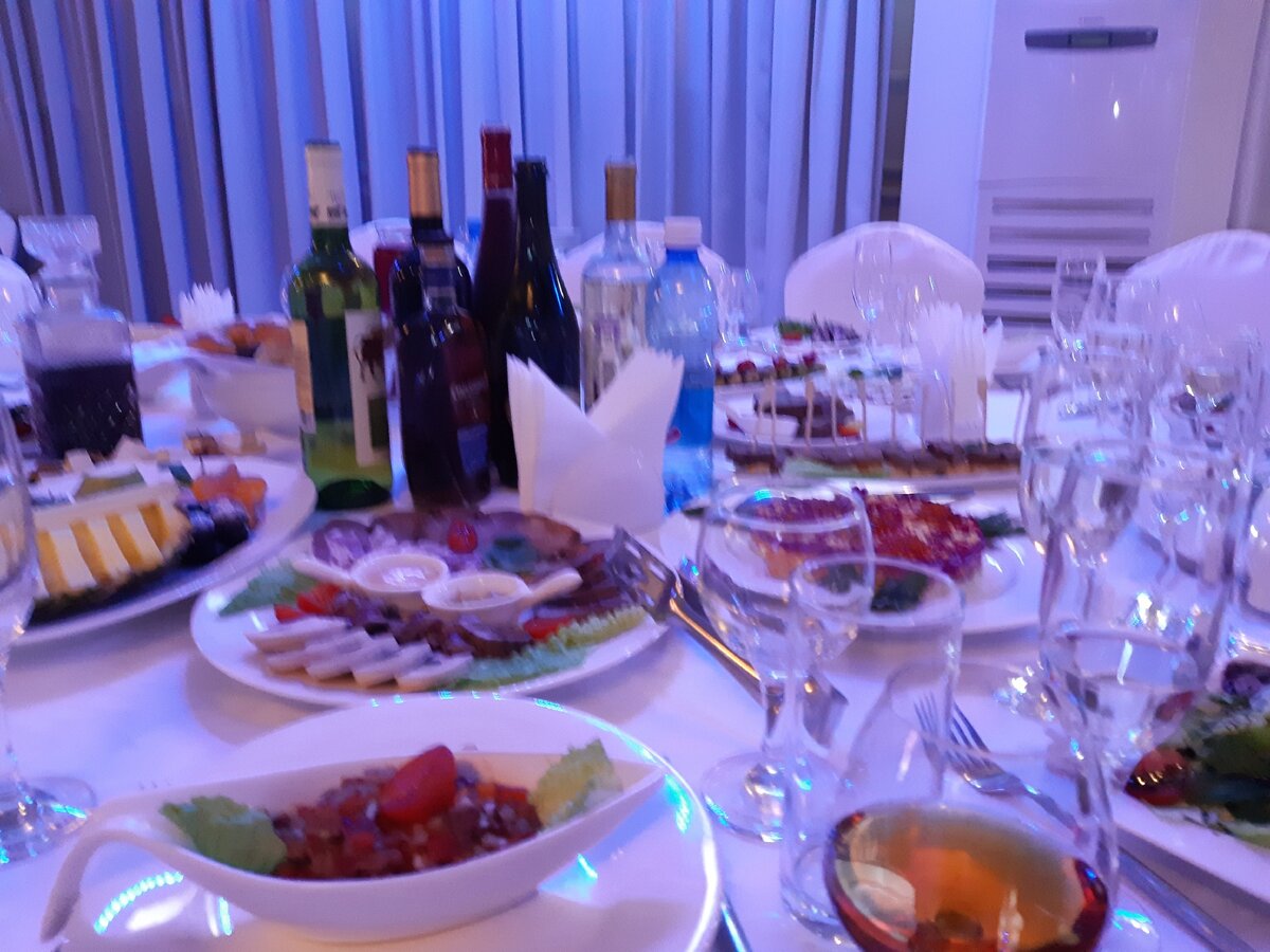 Стол   явственно ждёт гостей.