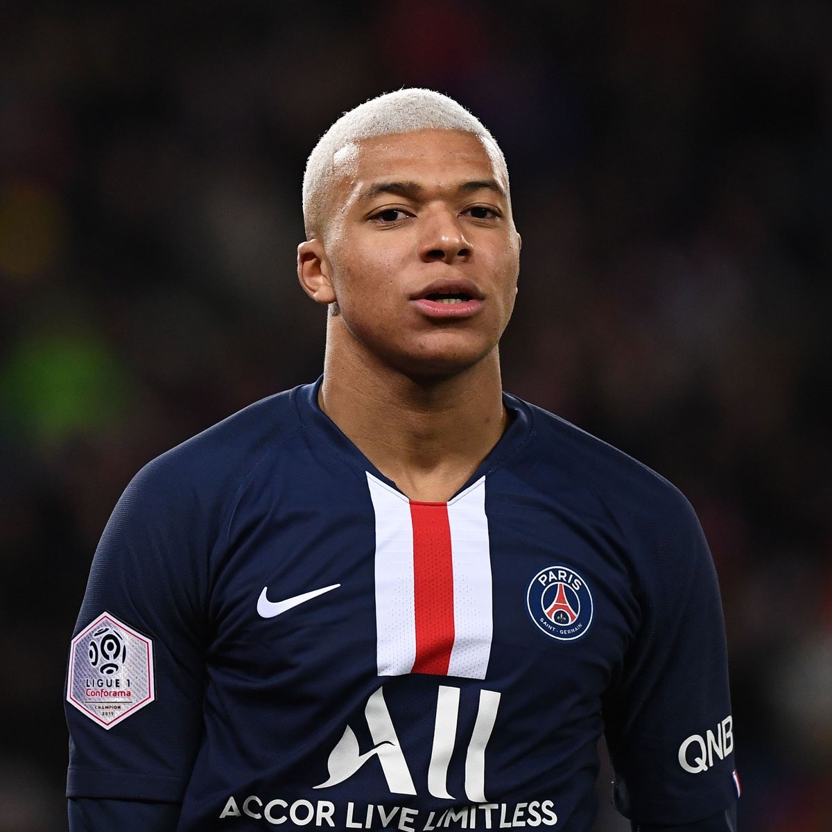 Форвард «ПСЖ», выигравший чемпионат мира, заработал 1 583 329 300 рублей по контракту и 988 млн рублей спонсорских соглашений. 
Килиану еще 21 год, и у него осталось 2 года по контракту с французским клубом, однако он уже имеет свою линию бутс Nike Mercurial, выпущенных в декабре 2019 года.